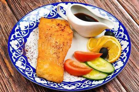 Стейк из лосося со спаржей