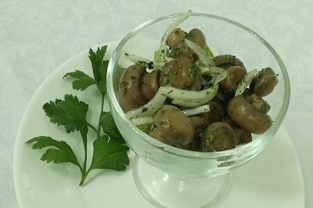 Грибы маринованные с луком и зеленью