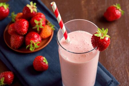 Коктейль молочный малиновый