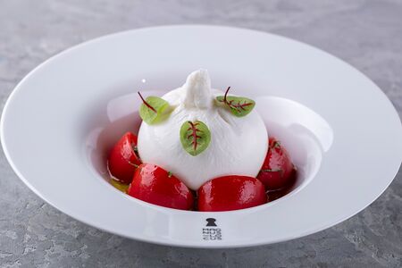 Буррата с томатами и соусом песто