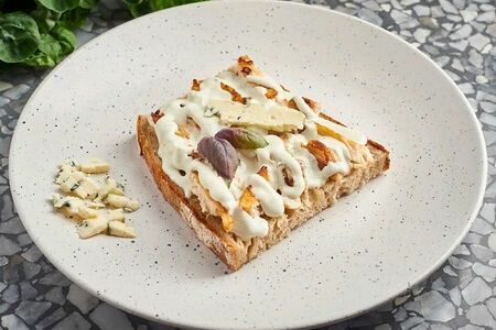 Брускетта с цыплёнком