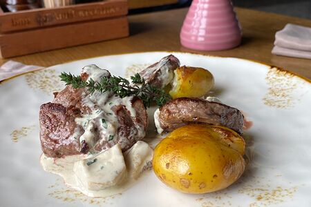 Медальоны из телятины с соусом из белых грибов и печеным картофелем