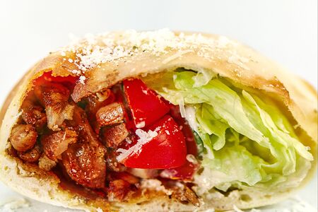 Пита Цезарь с куриными бедрышками и пармезаном