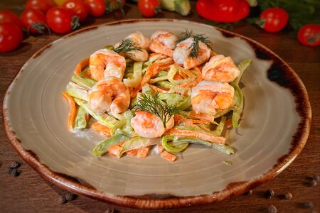 Креветки, томленые в кокосовом молоке с лапшой из цукини