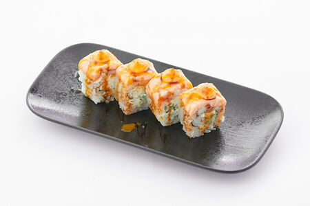 Запеченный ролл с лососем и креветкой 1/2
