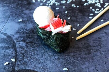 Гункан сырный с снежным крабом