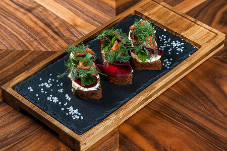 Брускетта с лососем