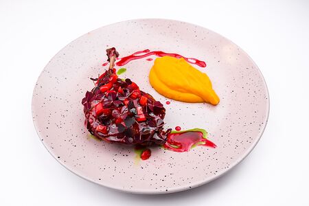 Утиная ножка конфи с морковно-тыквенном пюре