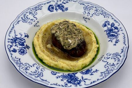 Филе-миньон с картофельным пюре и зерновой горчицей