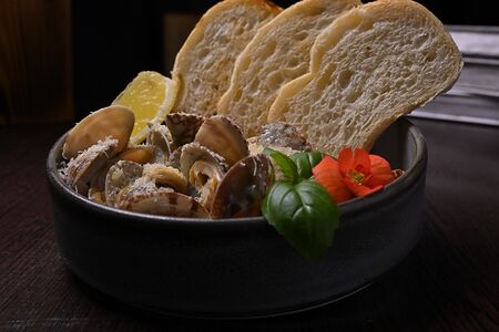 Вонголе в соусе дорблю