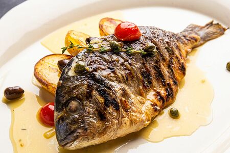 Дорадо на гриле по-средиземноморски