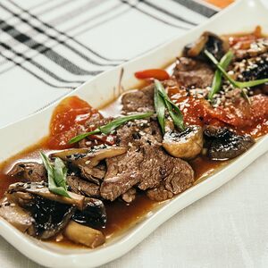 Говяжья вырезка с шампиньонами в устричном соусе