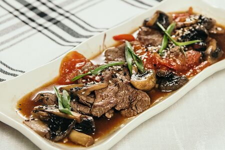 Говяжья вырезка с шампиньонами в устричном соусе