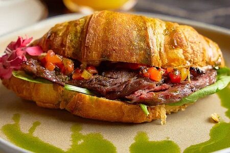 Круассан с говядиной мачетте и пряным соусом равигот, узбекскими томатами без кожи
