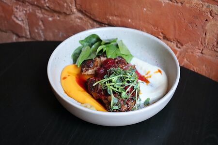 Утиная грудка со шпинатом и соусом из вишни