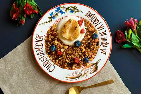 Гранола с йогуртом и печеной грушей