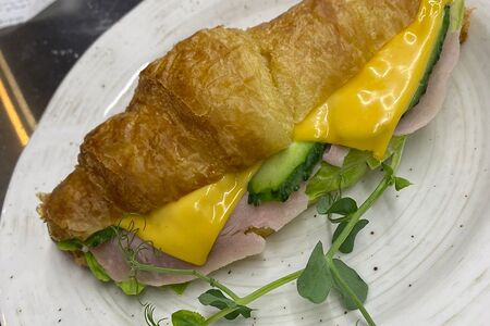 Круассан с сыром и ветчиной