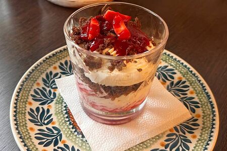 Крем из домашнего сыра с пралине и малиновым соусом