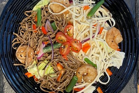 Wok с креветками и лапшой соба