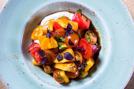 Летний салат из трёх видов томатов с фетой и сливочным сыром