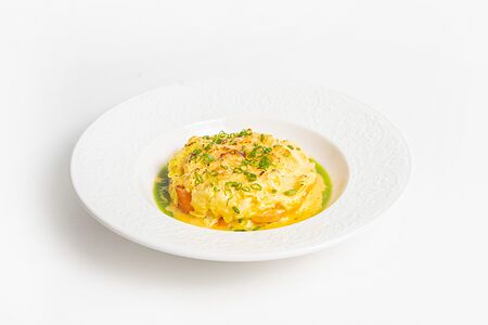 Скрэмбл c малосольной семгой и голландским соусом