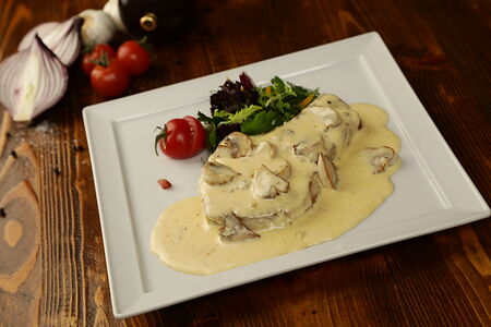 Свиная корейка в сливочном соусе