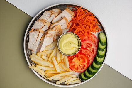 Шаурма на тарелке с курицей