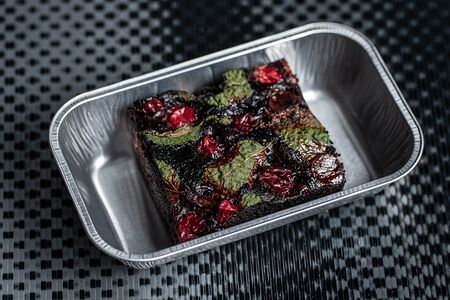 Брауни веганский с клюквой и перечной мятой