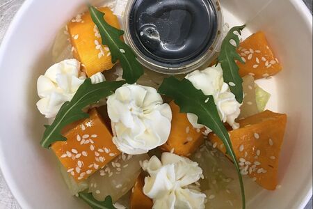 Салат из печеной тыквы с творожным сыром и медовым соусом