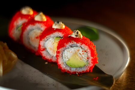 Настоящая калифорния с крабом и авокадо