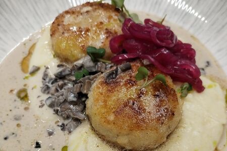 Щучьи котлеты с грибным соусом и картофельным пюре