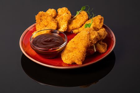 Куриные наггетсы с сырным соусом