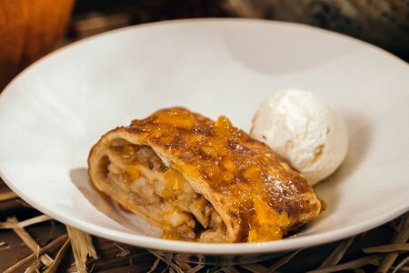 Фирменный штрудель из яблока