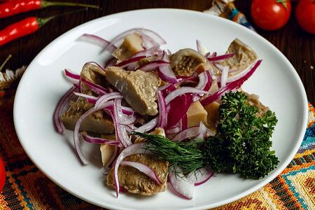 Домашние грибы с луком и маслом