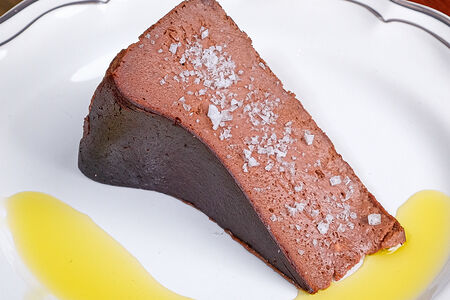 Шоколадный баскский чизкейк с солью и оливковым маслом 