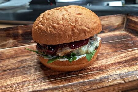 Бургер с ягодным барбекю