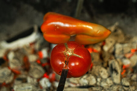 Помидор запечённый на углях