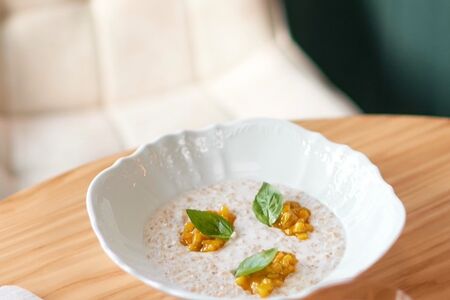 Овсяная каша с грушей и манго на кокосовом молоке