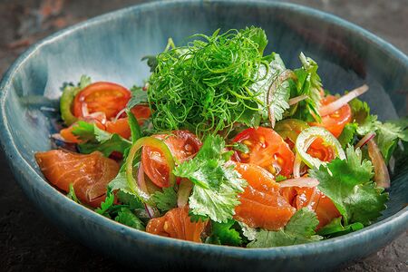 Севиче из лосося с томатами конкассе и свежей зеленью