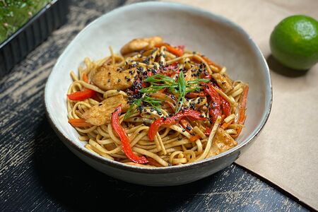 Удон с курицей в соусе терияки