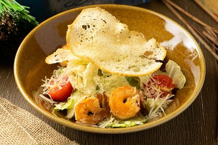 Цезарь с тигровыми креветками