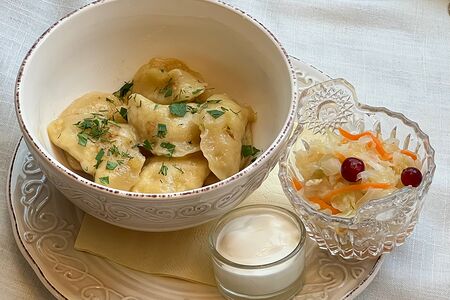 Вареники с картошкой, жареным луком и квашеной капустой