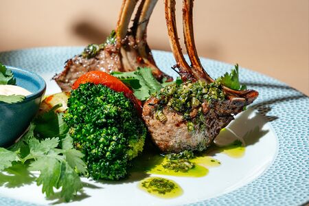 Каре ягненка с овощами гриль и соусом голландез