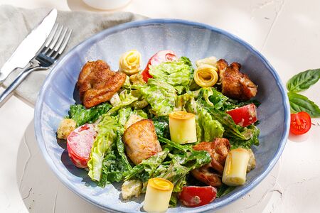 Теплый салат с курицей и копченым сулугуни