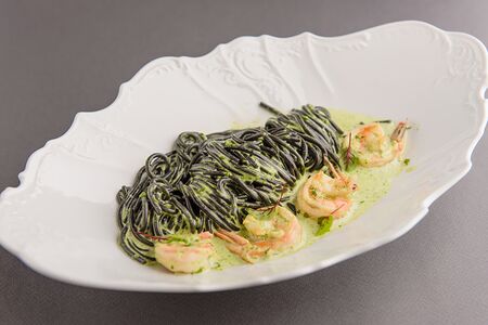 Чёрные спагетти с креветками