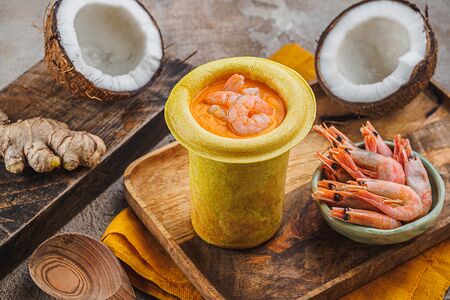 Том ям с креветками