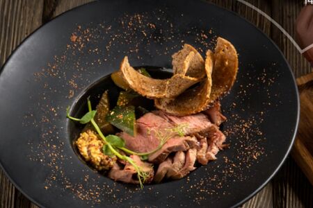 Фирменный ростбиф с горчицей и битыми огурцами