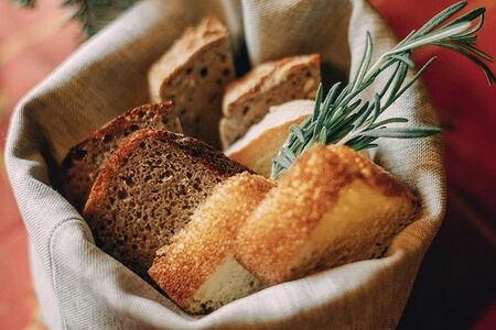 Корзина домашнего хлеба с фирменным маслом