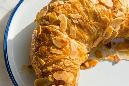 Круассан миндальный