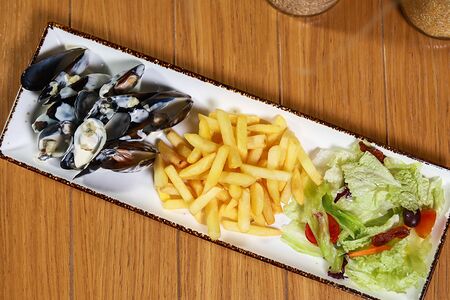 Мидии с соусом горгонзола, фри и микс салата